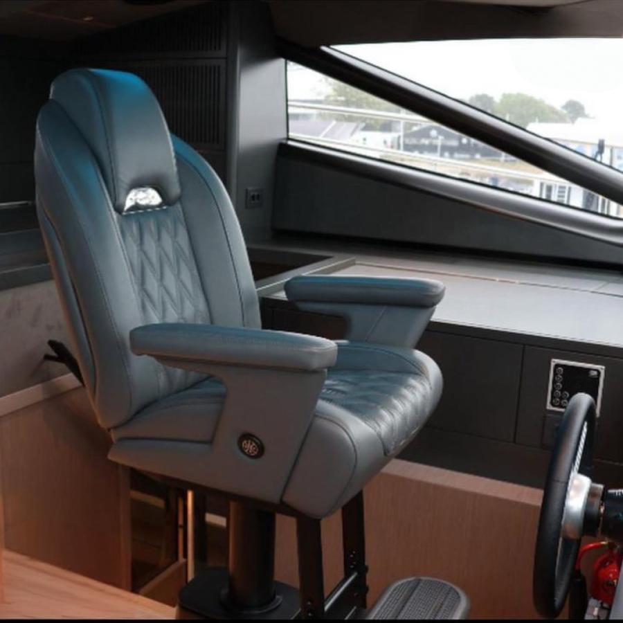 Poltrona Besenzoni P 442 su imbarcazione da diporto